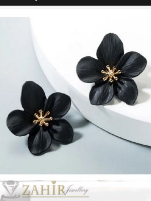 Модни метални матови обеци цветя в черен цвят с позлатени тичинки, размери 3 на 3 см, закопчаване на винт - C1030